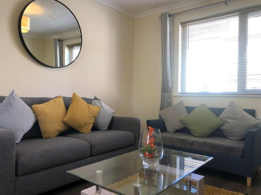 Edinburgh Street Home - Beautiful House With Free Parking And Wifi, Equipped With Comfy Furnitures Swindon Ngoại thất bức ảnh
