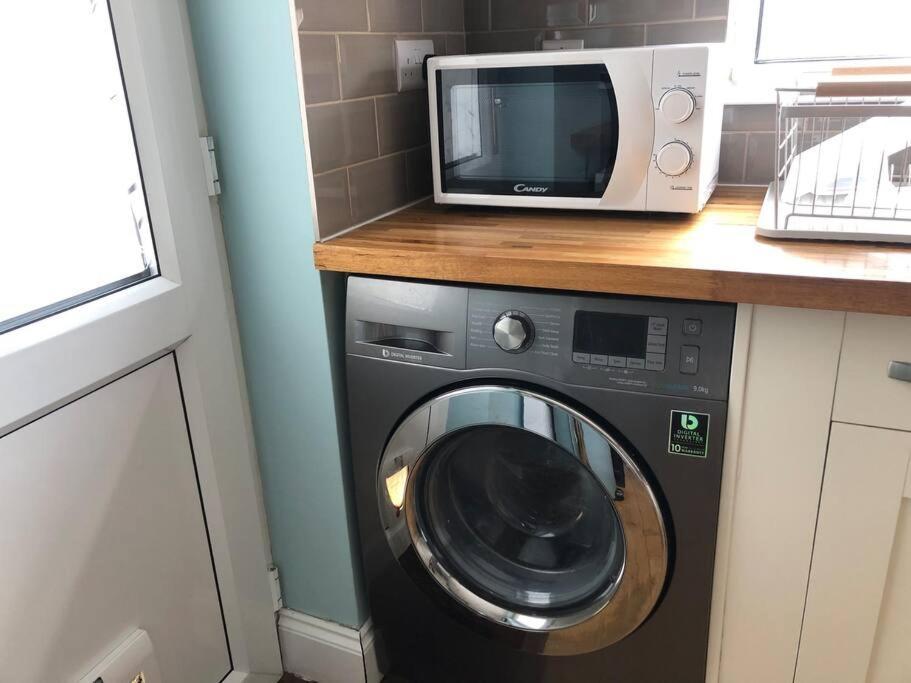 Edinburgh Street Home - Beautiful House With Free Parking And Wifi, Equipped With Comfy Furnitures Swindon Ngoại thất bức ảnh