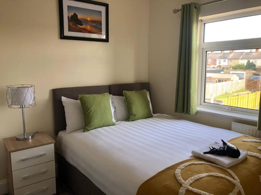 Edinburgh Street Home - Beautiful House With Free Parking And Wifi, Equipped With Comfy Furnitures Swindon Ngoại thất bức ảnh