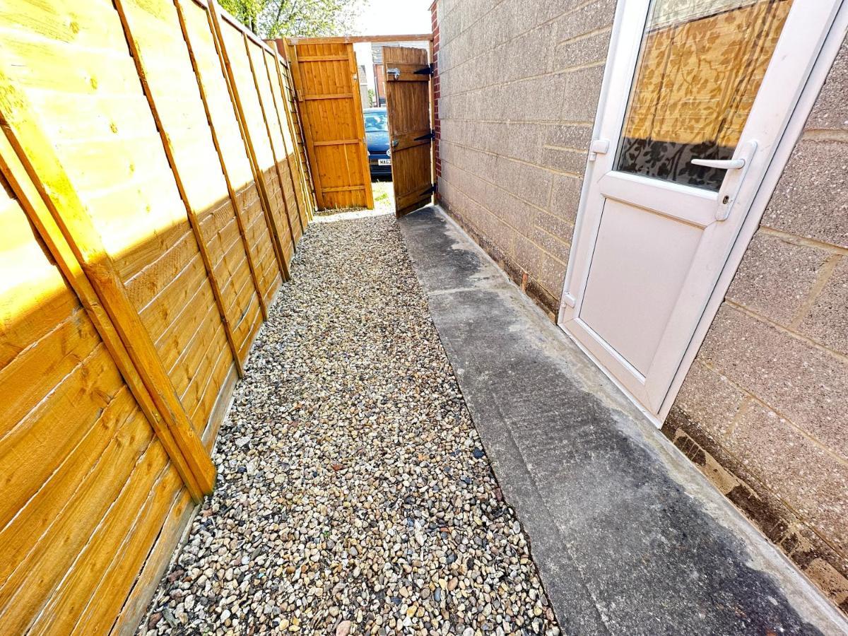 Edinburgh Street Home - Beautiful House With Free Parking And Wifi, Equipped With Comfy Furnitures Swindon Ngoại thất bức ảnh